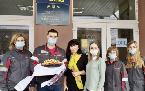 В гості з подарунками: молодіжка АКХЗ навідала дітей у Нью-Йорку та привітала ветеранів-ювілярів