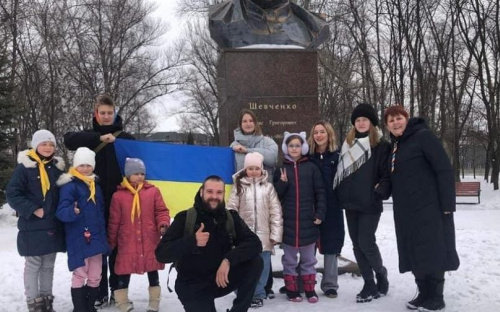 В Авдіївці діти привітали містян з Днем Соборності