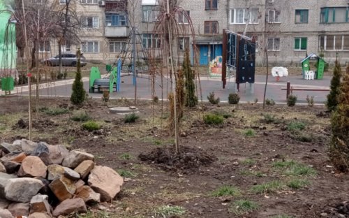 В Авдеевке озеленили детскую площадку между улиц Гагарина и Менделеева (ФОТОФАКТ)