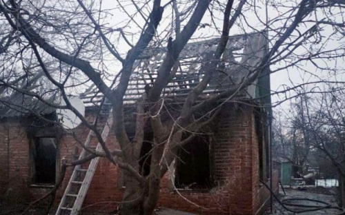 В Авдіївці поліція розслідує пожежу, в який загинули літній чоловік та його донька