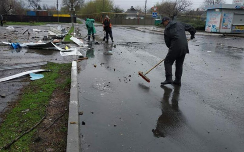 Комунальники Авдіївки ліквідують наслідки обстрілів міста 