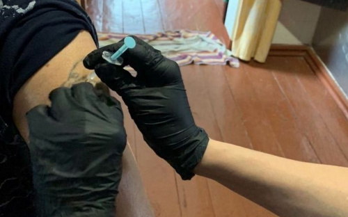 В Авдіївці щеплення людей похилого віку проти COVID-19 проводять на дому