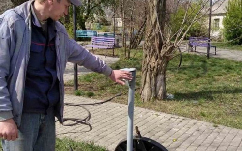 В Авдеевке проверяли скважины и ремонтировали детские площадки