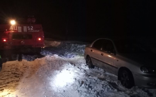 Рятувальники Донеччини декілька разів допомагали водіям, які застрягли у снігових заметах