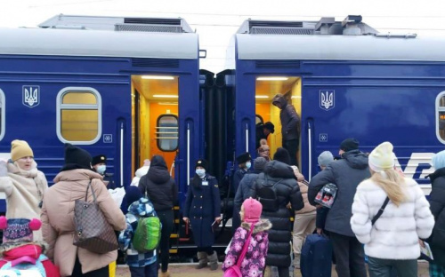 За місяць понад 90 тисяч мешканців Донеччини виїхали на поїздах у центральні та західні регіони України