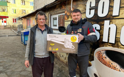 Авдіївські коксохіміки забезпечили мешканців громади бензопилами