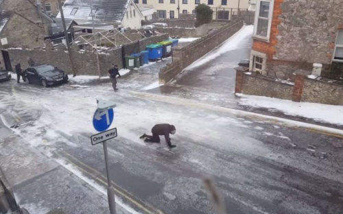 В Британии из-за непогоды целый город превратился в огромный каток (ФОТО+ВИДЕО)
