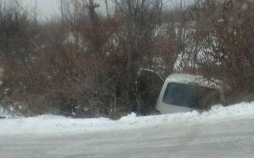 В Авдеевке авария: машина “улетела” в кювет (ФОТО)