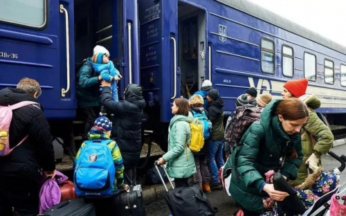 Біженцям з прифронтових районів допомогу виплачують на вокзалах: як це працює