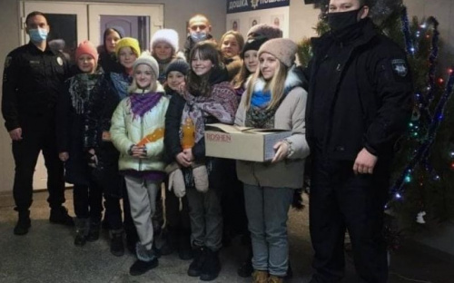 До авдіївських правоохоронців завітали колядники