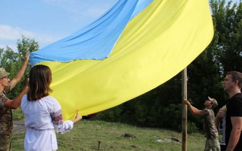 Фотофакт: на въезде в Авдеевку подняли огромный флаг