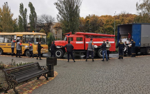 Рятувальники розвантажили близько 100 тонн гуманітарної допомоги для мешканців Донеччини