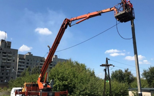 В Авдеевке АКХЗ восстанавливает уличное освещение одной из главных автодорог