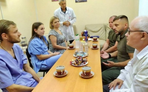 Програма стимулів для лікарів в дії: керівництво Авдіївки зустрілося з новими спеціалістами лікарні