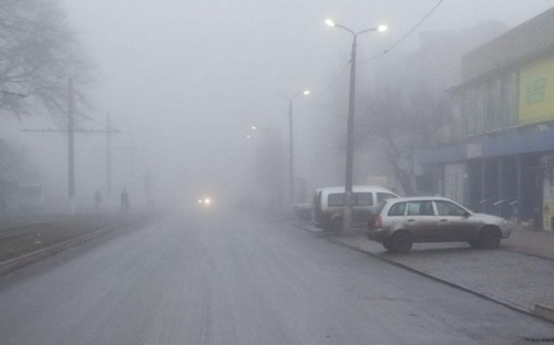Авдеевку накрыл густой туман: видимость на дорогах предельно низкая (ФОТОФАКТ)