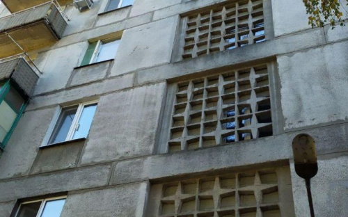 Авдеевцы возрождают свой многократно обстрелянный дом (ФОТО)