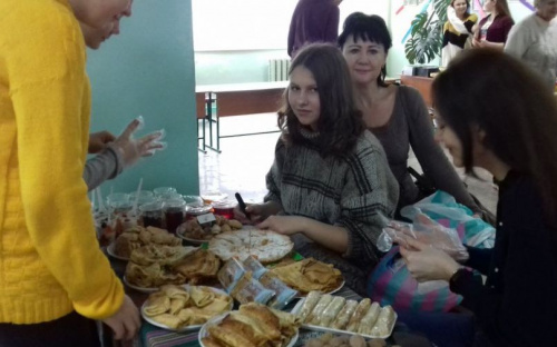 В одной из школ Авдеевки устроили вкусную ярмарку
