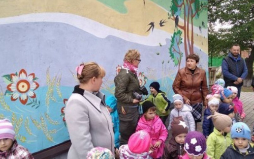 Авдеевским детям подарили огромную картину и мастер-классы (ФОТО)
