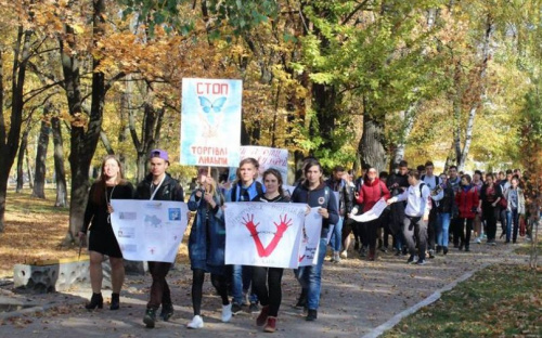 В Авдеевке маршем протестовали против торговли людьми (ФОТО)