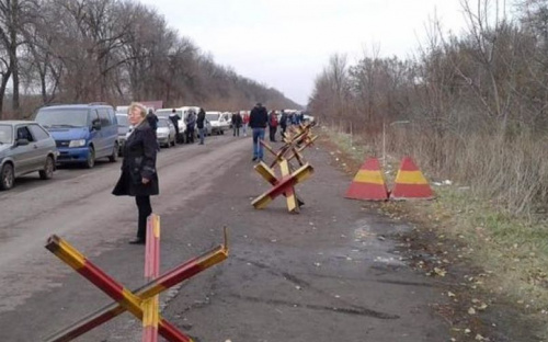 У линии разграничения - скопление авто на трёх КПВВ, задержанный раритет и грузовики с «гуманитаркой»
