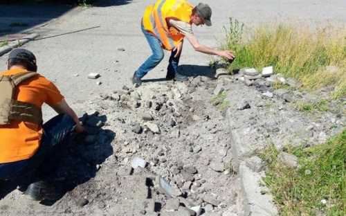 Героїчні авдіївські комунальники відновили пошкоджену бруківку на бульварі Шевченка