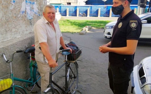 В Авдеевке полицейские напомнили велосипедистам правила дорожного движения