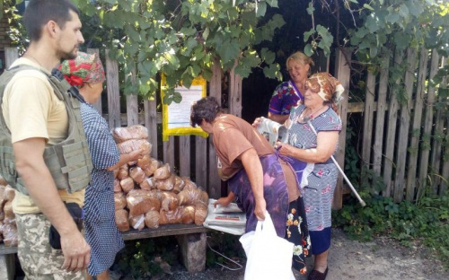 Авдеевские «симики» доставили продукты людям, а корм - животным
