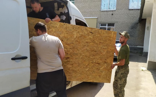 Волонтери з Києва привезли медикаменти для авдіївської лікарні та будматеріали