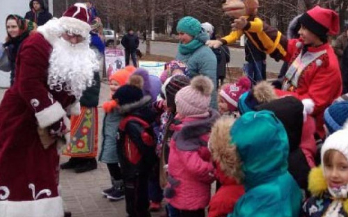 “Ёлочка, гори!”: в Авдеевке торжественно открыли главную городскую елку (ФОТО)