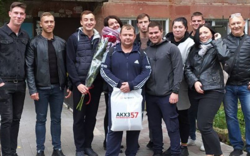 Молодежка Авдеевского коксохима поздравила ветеранов предприятия с юбилеем