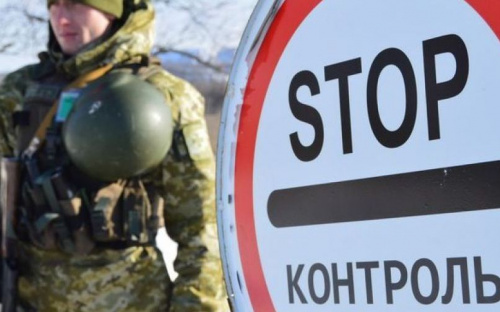 На донбасских КПВВ задержали наручники, подгузники, рапиру и ружье
