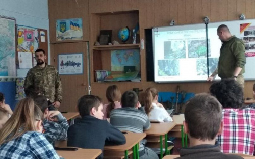 Авдеевские «симики» стараются обезопасить и порадовать детей (ФОТО)