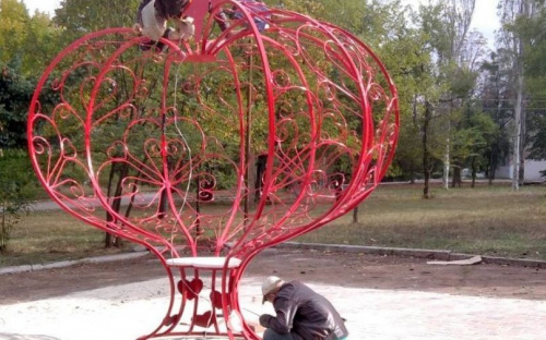 В поселке Нью-Йорк благодаря гранту от Метинвеста обустроили площадку под арт-объект «Сердце»