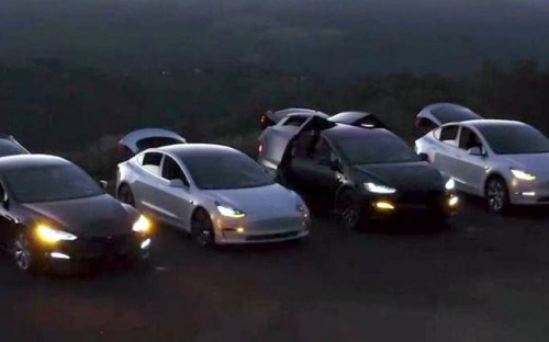 Автомобили Tesla «исполнили» фарами украинский Щедрик (ВИДЕО)