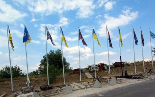 На мемориале 