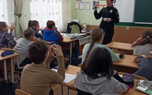 Авдеевские полицейские рассказали школьникам о необходимости использования светоотражающих элементов