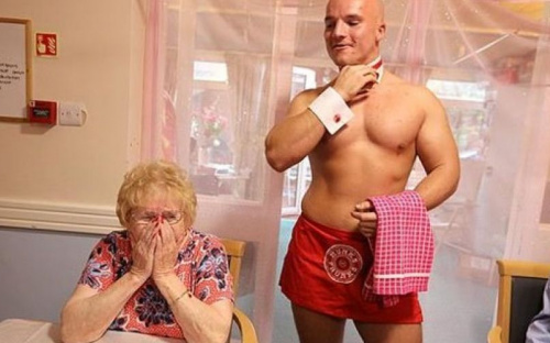 Бабушки позвали в дом престарелых голых официантов (ФОТО)