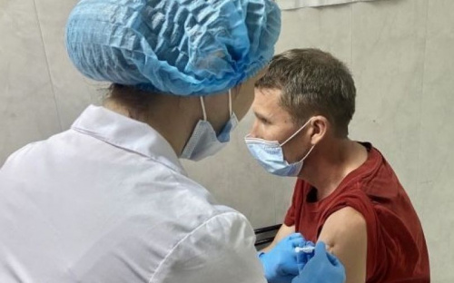 На Авдеевском коксохиме прошел первый этап добровольной бесплатной вакцинации сотрудников