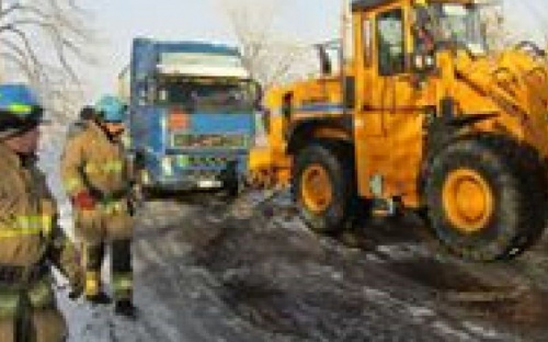 Под Авдеевкой во льдах застрял газовоз (ФОТОФАКТ)