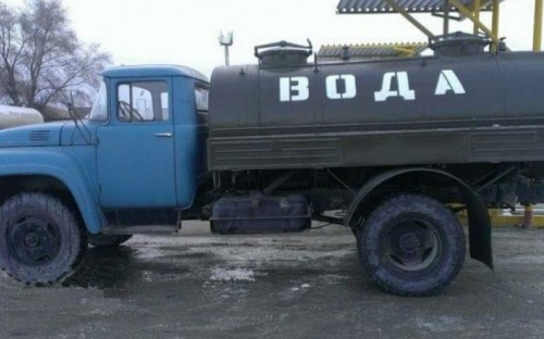 Ризикуючи життям, комунальники привезли авдіївцям питну воду