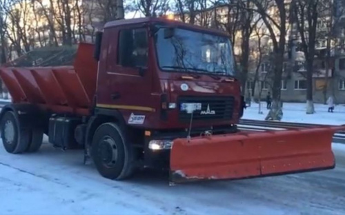Работники КП «СЕЗ» вышли на борьбу со снегом