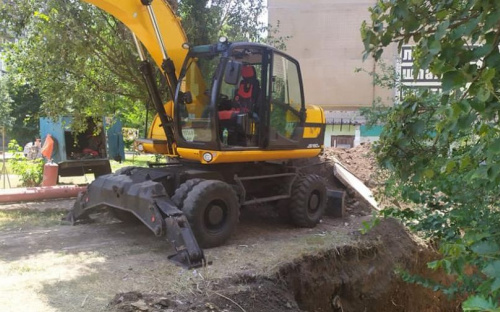 Комунальники подовжують готувати тепломережі Авдіївки до опалювального сезону