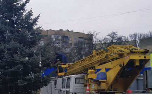 В Авдеевке разобрали новогоднюю ёлку (ФОТОФАКТ)