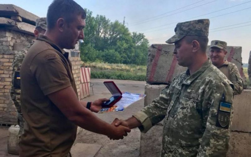 Награждены военнослужащие, задержавшие на блокпосту около Авдеевки подозреваемого в убийстве (ФОТО)