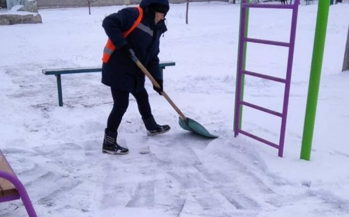 Авдіївські комунальники на варті боротьби зі снігом (ФОТОФАКТ)