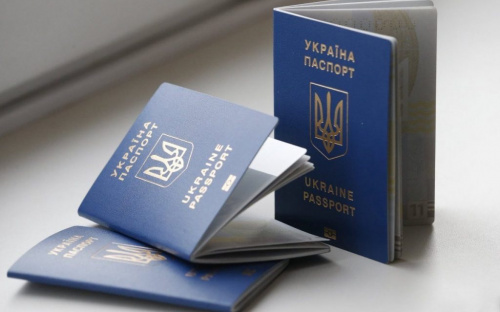 Українцям дозволили виїжджати з країни без біометричного паспорта: як це стало можливим