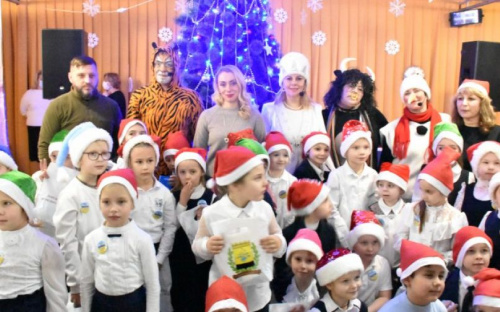 Заступник голови Донецької ОДА у Авдіївці привітала дітей з новорічними святами