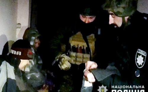Поліцейські Авдіївки доставили до лікарні пораненого місцевого мешканця