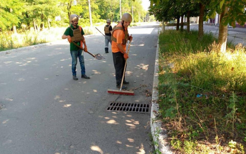 Авдіївські комунальники попри дуже важку ситуацію в місті прибрали головні автошляхи 