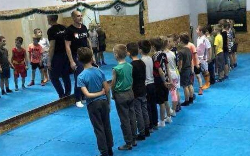 В Новый год маленькие авдеевские спортсмены входят с медалями и подарками (ФОТО)